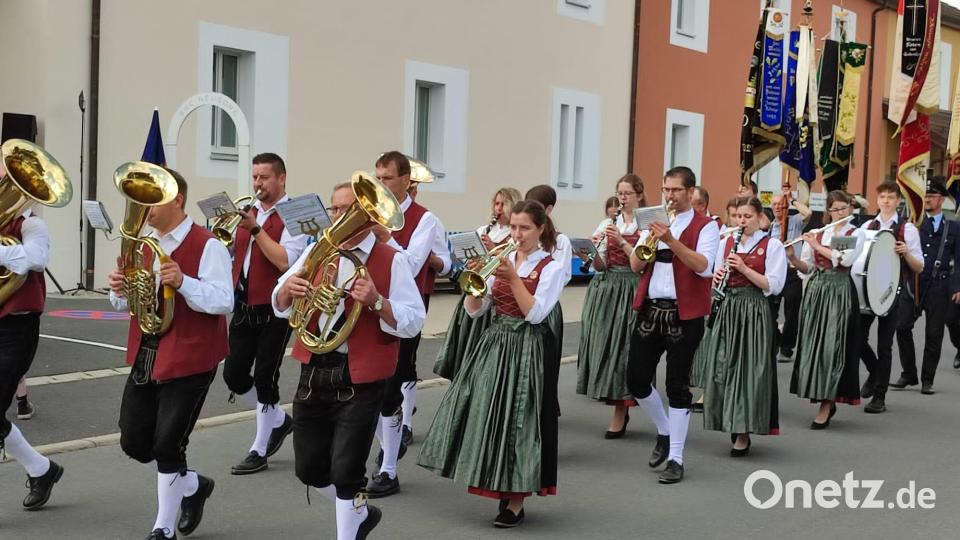 Die Steinwaldmusikanten führten den Festzug an. Bild: Verwaltungsgemeinschaft Neusorg