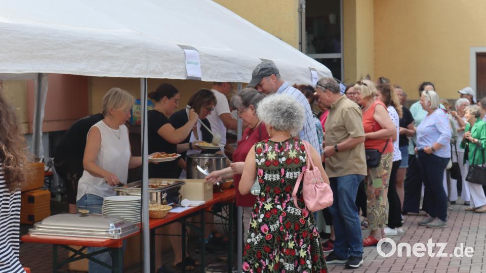 Beim Pfarrfest in Windischeschenbach ist das Mittagessen heiß begehrt. Bild: wrm