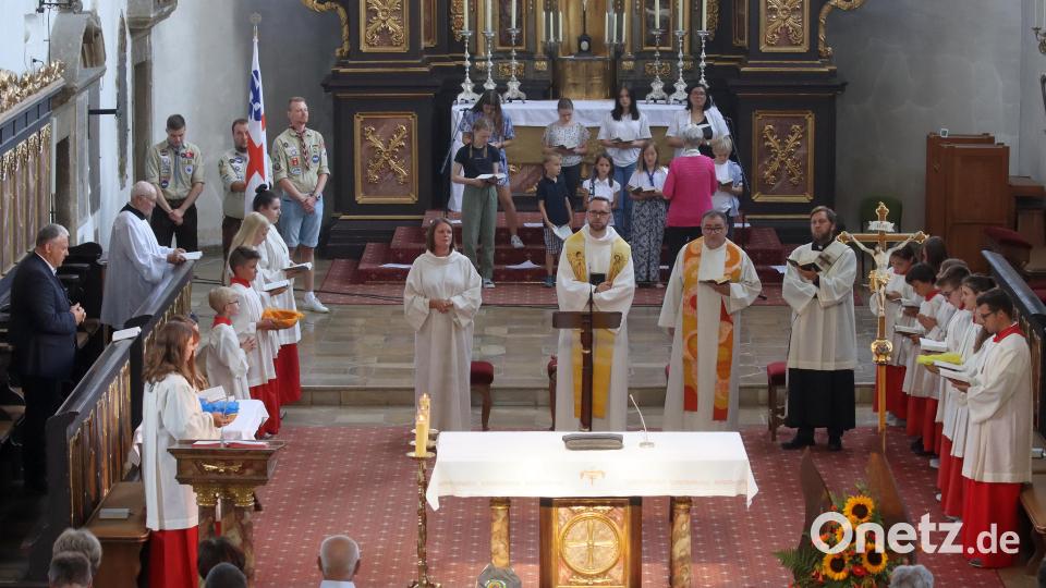 Zusammen mit Gemeindereferentin Katharina Laurer (links), Diakon Bernhard Gradl (rechts) und Pfarrer Herbert Mader (Zweiter von rechts) feierte Kaplan Lucas Lobmeier (Zweiter von links) am Altar den Dankgottesdienst. Bild: mfh