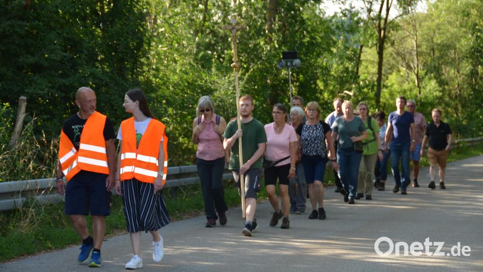 Singend und betend zogen die Wallfahrer am Freitagabend zur Wieskirche nach Moosbach. Bild: dob