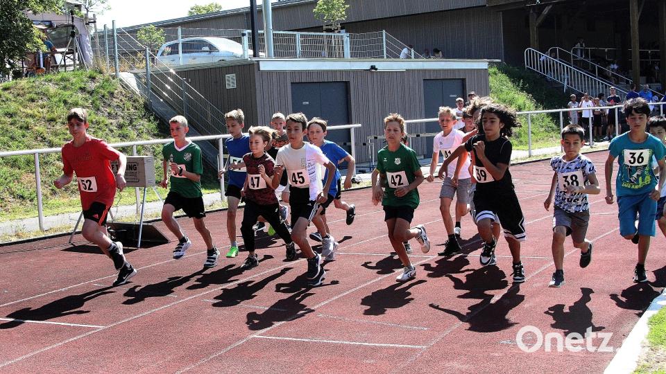 Die Sportler kämpften bei der Kreismeisterschaft um Bestzeiten. Hier der Start zum 800-Meter-Lauf. Bild: wro