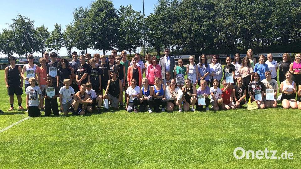 Über ihre Erfolge bem Kreisentscheid - Leichtathletik B-Programm der Mittelschulen , freuten sich die Teams aus dem Landkreis Tirschenreuth. Bild: wro