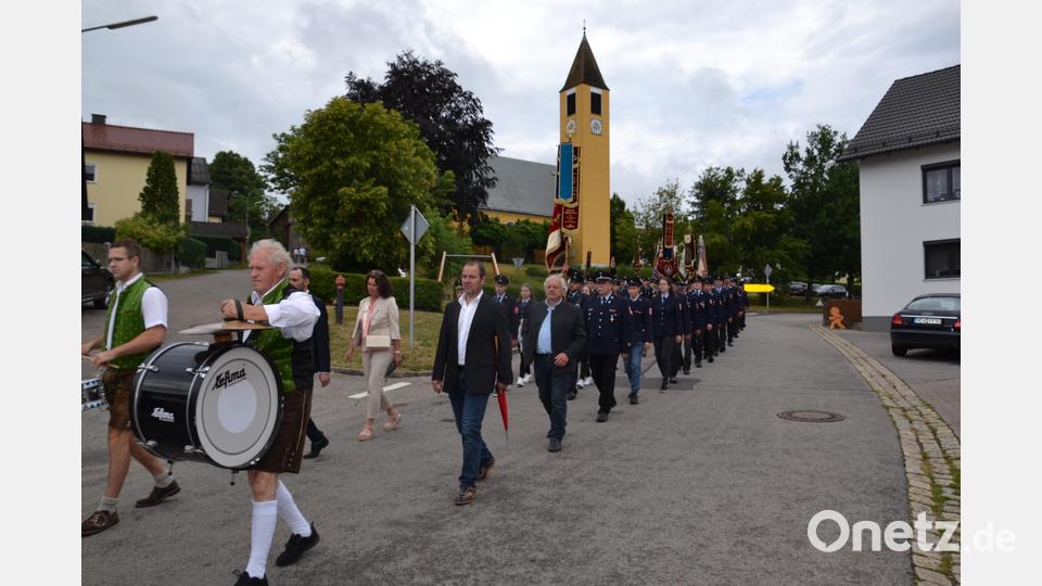 Nach dem Weiheakt in der Kirche spielten die „Schlossberger“ den Jubelverein mit den Feuerwehren der Gemeinde, des Kriegervereins Tröbes und die KLJB Tröbes zur weltlichen Feier ins Tröbeser Feuerwehrhaus. Bild: gi