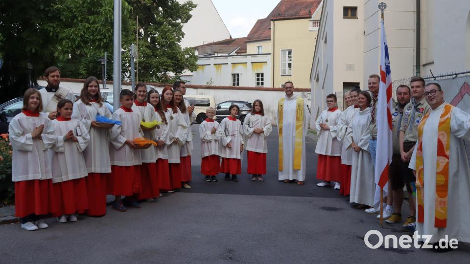 &quot;Abschied ist niemals einfach&quot;, gestand Kaplan Lucas Lobmeier (Mitte), hier im Kreise derer, die den Dankgottesdienst der Verabschiedungsfeier zu einem würdigen Ereignis machten. Bild: mfh