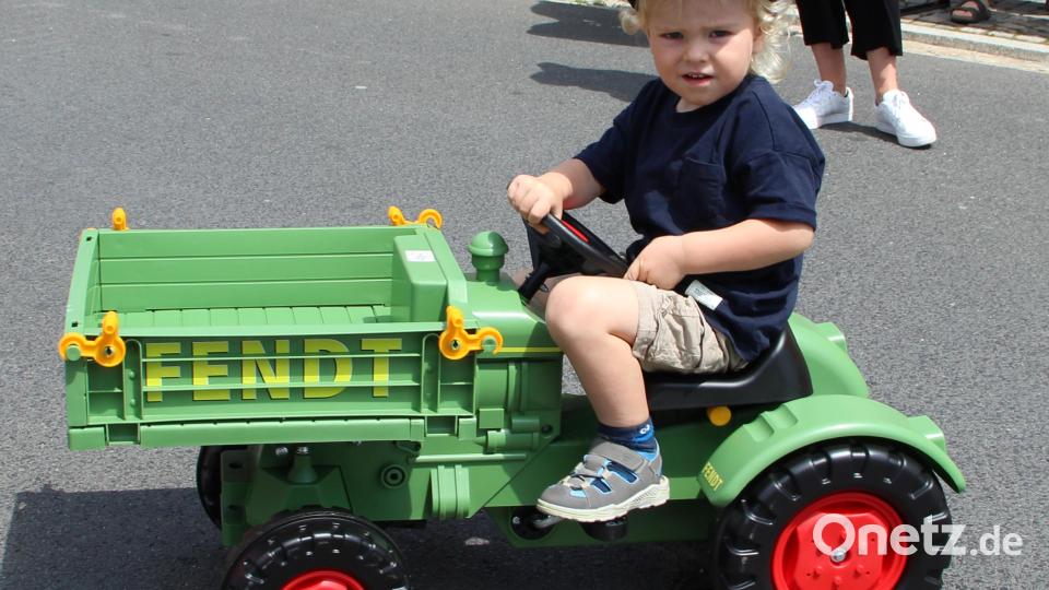Ein Tretbuldog lässt Kinderherzen höher schlagen. Die Oldtimerfreunde stellten mehrere Fahrzeuge zur Verfügung. Bild: lep