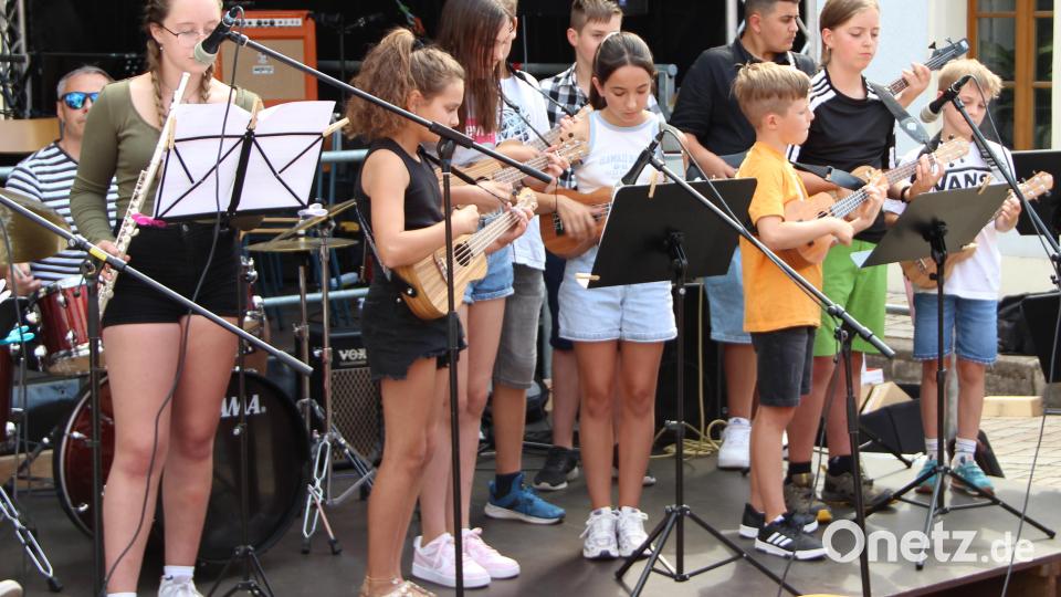 Die Musikschule Vierstädtedreieck unterhielt die Gäste mit einigen Liedern. In der Band spielte auch eine Ukulele-Gruppe mit. Bild: lep