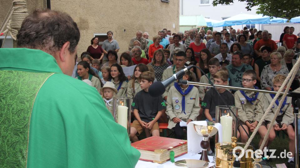 Kaplan Daniel Schmid beim Gottesdienst vor dem Josefsheim. Bild: kro