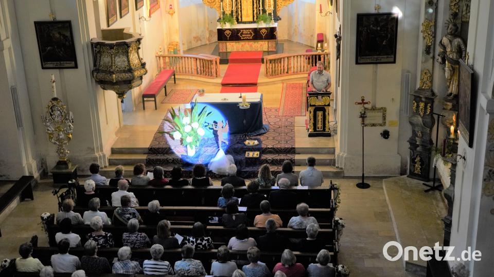 KLB-Kreisvorsitzender Willi Kellner begrüßt die vielen Gläubigen zum &quot;Evensong&quot; in der Wallfahrtskirche St. Quirin. Bild: fvo