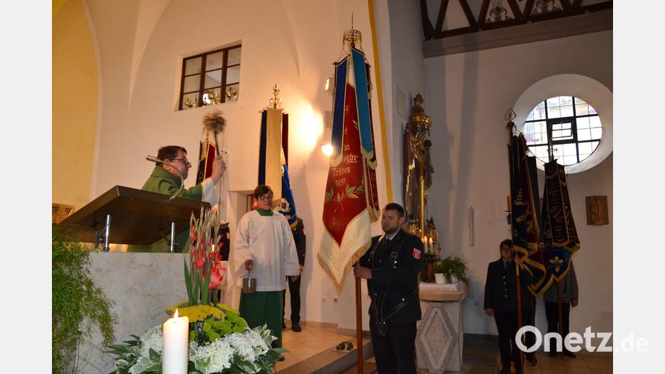 Pfarrer Udo Klösel erflehte den Segen und den Schutz Gottes für die Feuerwehrleute sie vor Unglücken und sonstigen Schäden zu bewahren und erteilte der restaurierten Fahne den Segen. Bild: gi
