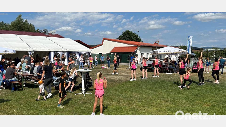 Zahlreiche Aktionen gab es beim gelungenen Familien-Nachmittag am Sonntag. Neben den Vorführungen der Zumba-Kids gab es eine Mega-Hüpfburg des Kreisjugendrings, Kinderschminken und viele weiterer Attraktionen am Festgelände. Bild: mez