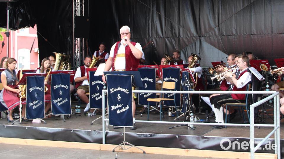 Ab Mittag spielte die Blaskapelle Kirchenthumbach und unterhielt die vielen Gäste. Bild: lep