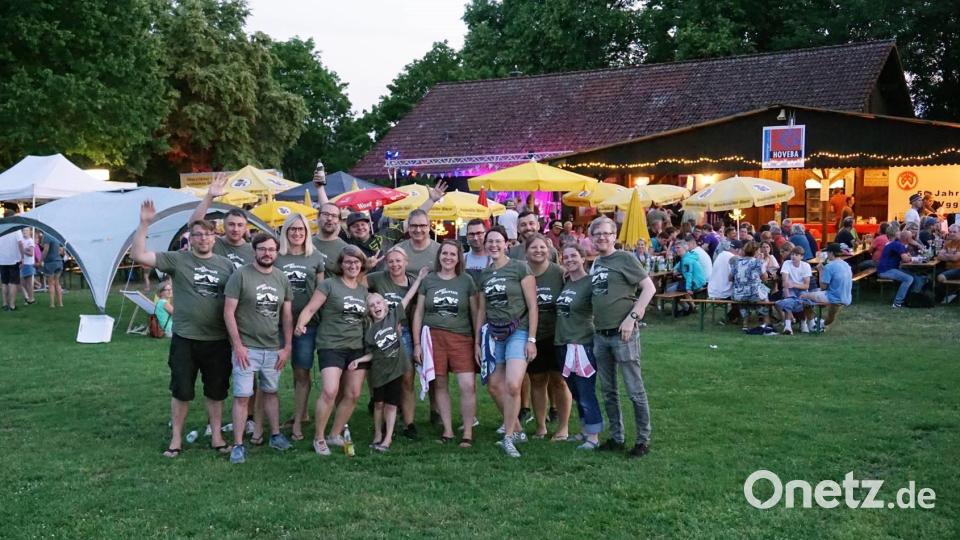Teile der Bright Mountain-Crew in den Festival-Shirts beim gemeinsamen Foto. Bild: Maria Montaperti/exb