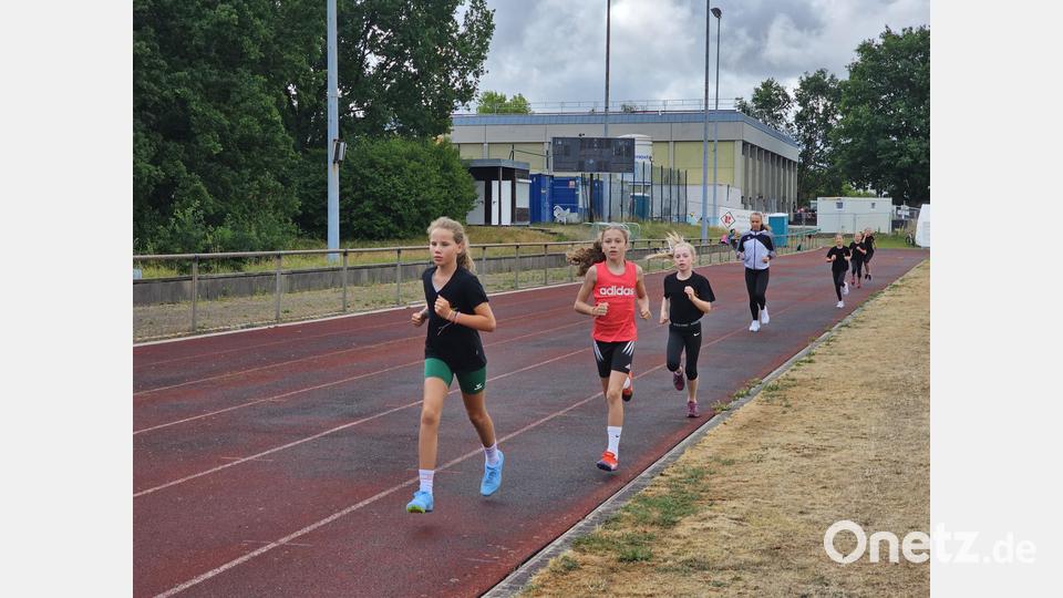 60 Teilnehmer verschiedenster Altersklassen absolvierten beim Tag des Sportabzeichens in Tirschenreuth unterschiedliche Disziplinen. Bild: TG Tirschenreuth/exb