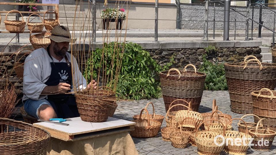 Traditionelles Handwerk zeigte ein tschechischer Korbflechter. Bild: Stadt Schönsee/exb