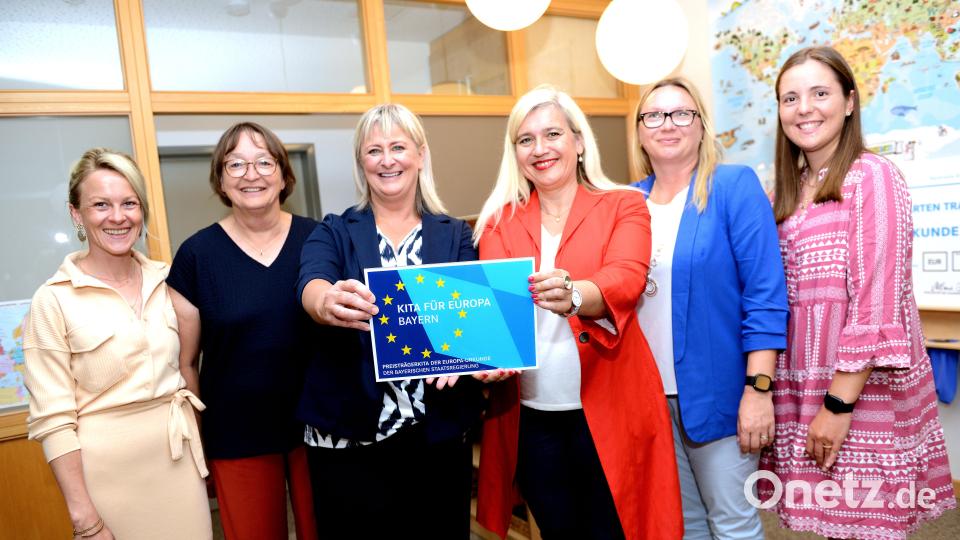 Staatsministerin Melanie Huml bei der Urkundenverleihung an das Team des Landkindergartens. Bild: Bayisches Staatsministerium/exb