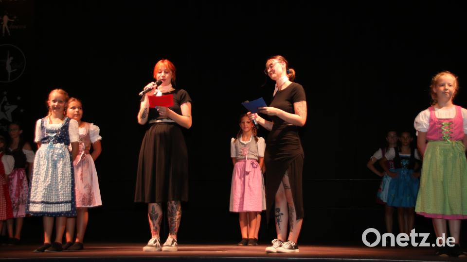 Die Flugbegleiterinnen Nicole Kohl und Eva Mayer (links) führten durch die Show. Bild: sne