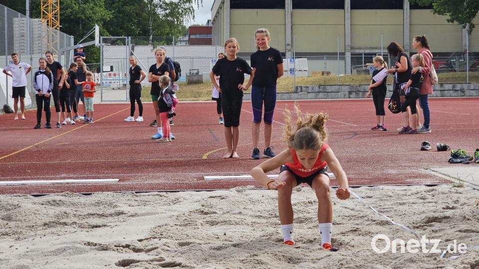 60 Teilnehmer verschiedenster Altersklassen absolvierten beim Tag des Sportabzeichens in Tirschenreuth unterschiedliche Disziplinen. Bild: TG Tirschenreuth/exb