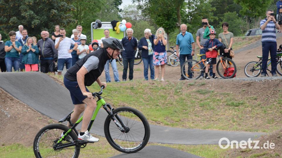 Bürgermeister Reinhard Sollfrank gibt nach der Ehrenrunde den Pumptrack für die Allgemeinheit frei. Bild: bey