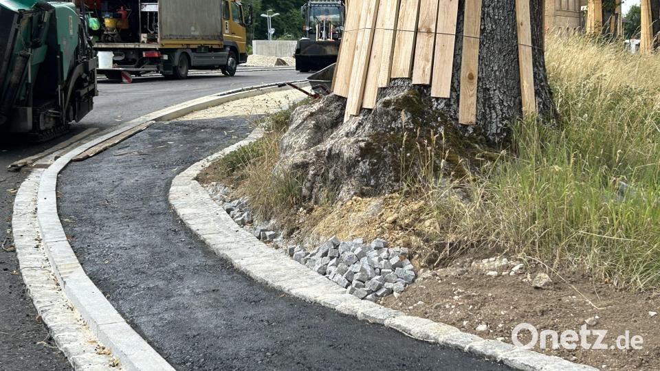 An der Ecke Bahnhofstraße/Heinrich-Böll-Straße ist der Gehweg wie vorher 1,25 Meter breit. Bild: Andreas Royer