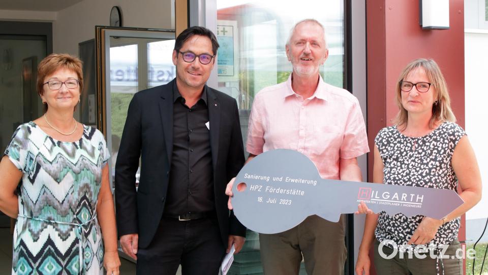 Architekt Peter Hilgarth (Zweiter von links) überreichte an stellvertretende HPZ-Vorstandsvorsitzende Brigitte Krause (links), an Aufsichtsratsvorsitzende Birgit Reil (rechts) und Förderstätten-Leiter Thomas Fritsch neben dem Schlüssel für die neuen Räumlichkeiten auch einen Spendenscheck über 2000 Euro. Bild: lst