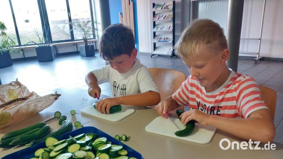 Bei den Vorbereitungen für das Frühstück halfen alle zusammen. Bild: Grundschule Krummennaab/exb