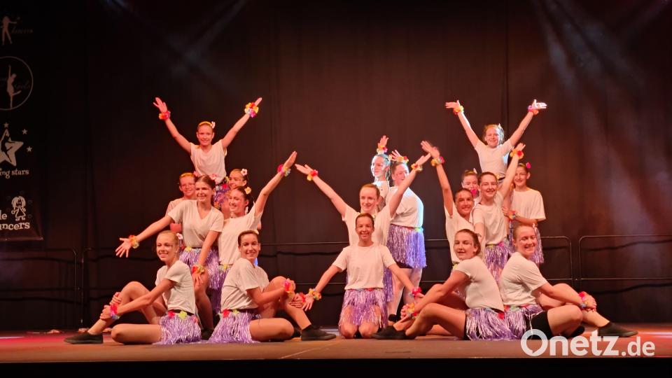 Die Dancing Girls zog es zu &quot;Somewhere over the Rainbow&quot; auf die schöne Insel Hawaii. Bild: sne