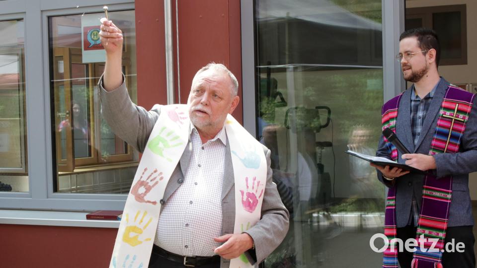 Die Pfarrer Michael Röll (rechts) und Alfons Forster (links) segneten die neuen Räume der Oberen Förderstätte. Bild: lst