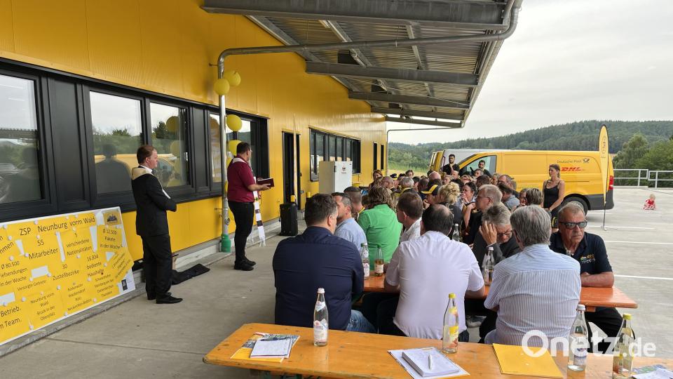 Neben den Ehrengästen war auch ein Großteil der Zustellerinnen und Zusteller bei der Einweihung des Stützpunktes anwesend Bild: sns