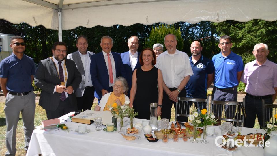 Die Gäste von Gabriele Sieber an ihrem 100. Geburtstag. Bild: ak