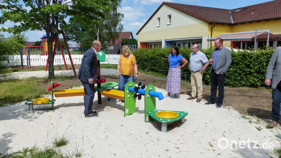 Bürgermeister Johannes Schmid, Kita-Leitung und Gemeinderäte freuen sich über die Erweiterung der Kita St. Michael. Bild: sne