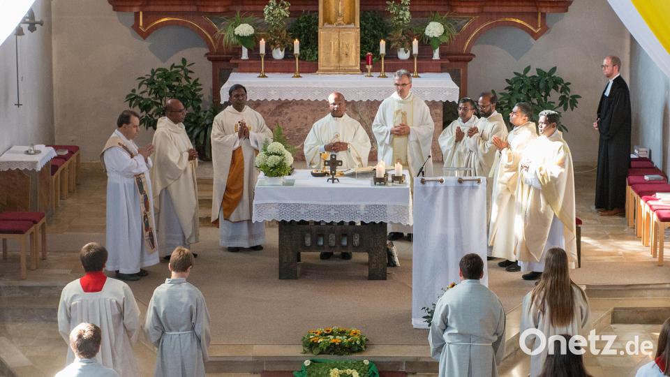 Pfarrer Michael Lawrence (Mitte) feierte sein silbernes Priesterjubiläum. Bild: nza