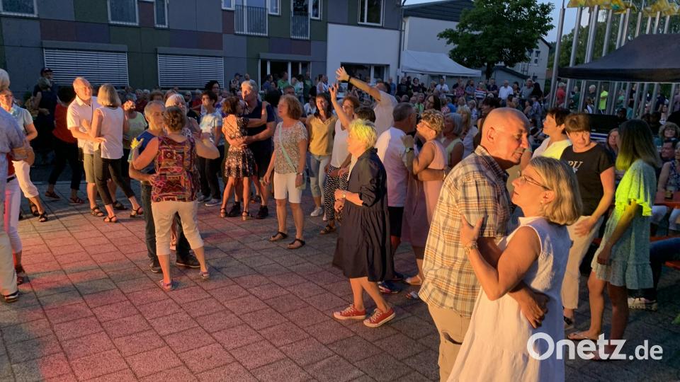 Mit Hits von Spider Murphy begeisterte Murphy`s Gang bei der Serenade auf der Piazza Bild: adj