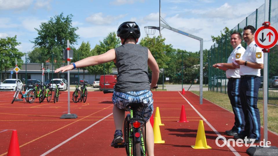 Gar nicht so einfach, alles richtig zu machen unter den strengen Blicken der beiden Prüfer, Polizeioberkommissar Michael Eisner und Polizeiobermeister Philipp Böhme (von rechts). Bild: Gerd Spies