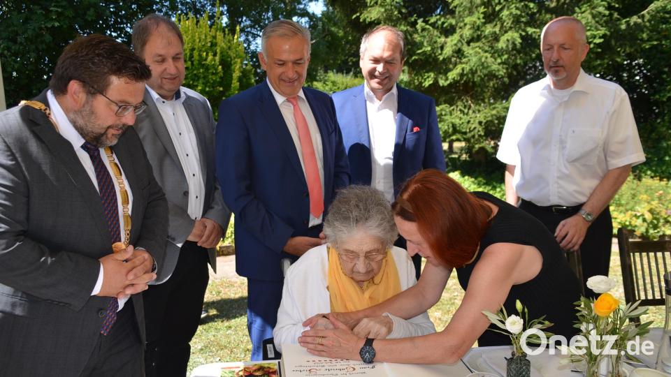 Schwiegertochter Ingrid half Gabriele Sieber beim Eintrag ins Goldene Buch der Gemeinde Immenreuth. Mit im Bild sind Bürgermeister Thomas Kaufmann, SOS-Kinderdorfleiter Holger Hassel, Landrat Roland Grillmeier (von links) sowie Axel Sieber (rechts). Bild: ak