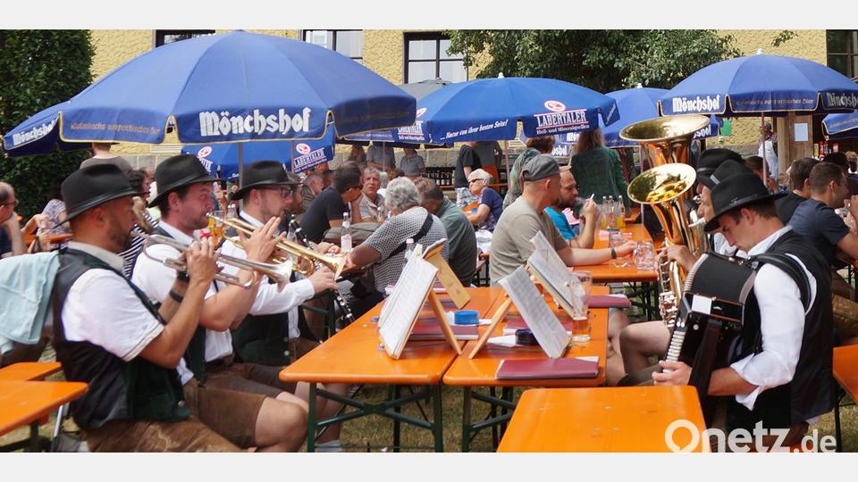 Die Rucksackmusikanten spielen beim Pfarrfest zünftig auf Bild: wel