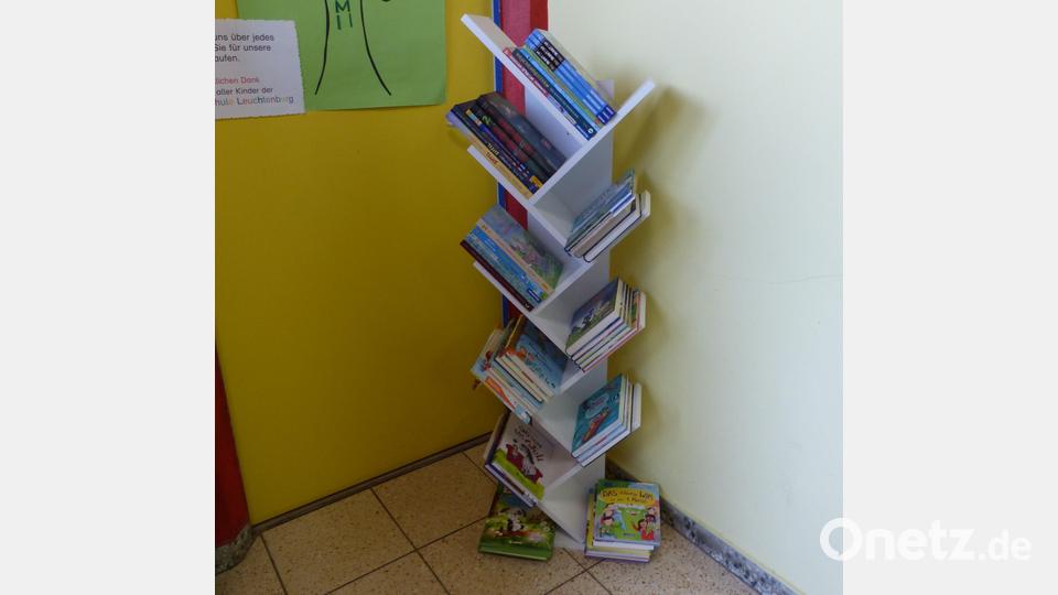 Der neue Bücherturm: Eltern können hier Bücher für die Schülerbücherei erwerben. Bild: sl