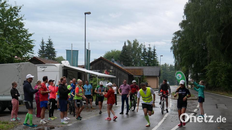 Mit Applaus und guten Wünschen vom Org-Team und dritten Bürgermeister Bernd Reil starten die Läufer an der Tillyschanz/Markt Eslarn in Richtung Oberpfalz und Mittelfranken. Bild: gz