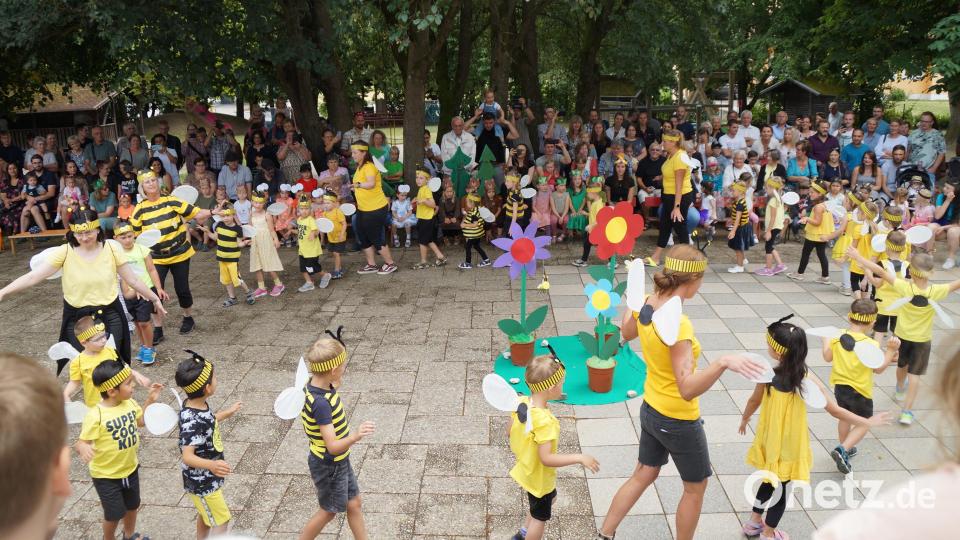 Als Bienen, Käfer, Frösche und Bären verkleidet, erfreuen die Kindergartenkinder die Gäste mit Tänzen, Liedern und Gedichten. Bild: wel