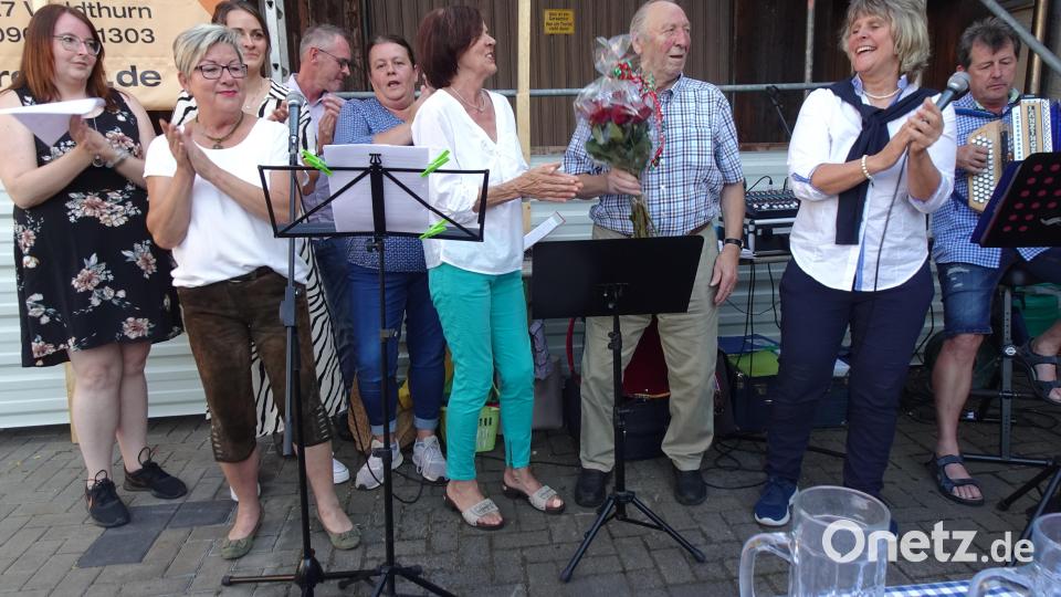Die Helferinnen und Helfer in der Zoiglstube &quot;Schoilmichl&quot; um Resi (Vierte von rechts) und Anni (Zweite von rechts) gratulieren Manfred Punzmann (Dritter von rechts) musikalisch mit &quot;1000 Rosen&quot; zum 80. Geburtstag. Bild: ui
