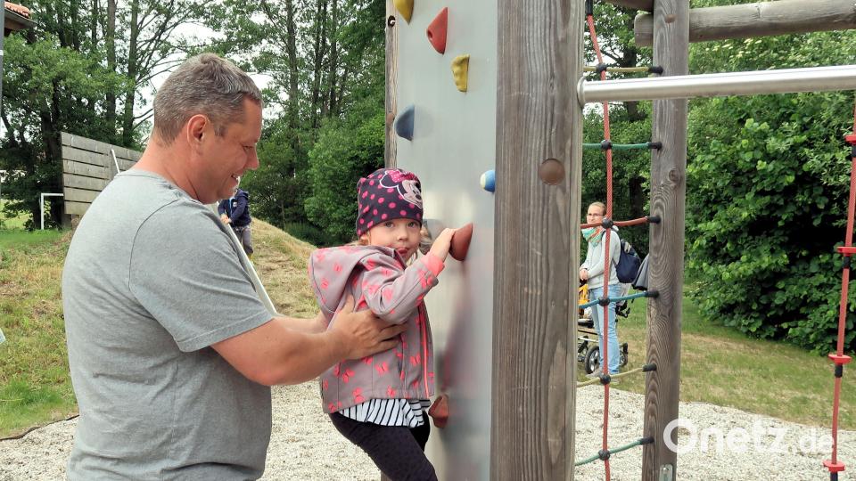 Am Klettergerüst probierten es auch die Jüngsten mit Hilfe ihrer Eltern. Bild: bsc
