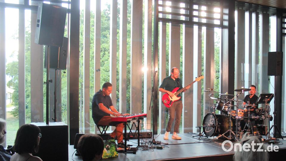 Das Jazz-Trio "JazzyBIT" sorgt für energiegeladene Musik an der OTH Weiden. Bild: stg