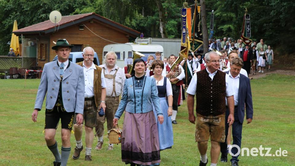 Der Zug der Vereine wird angeführt vom Vorsitzenden der Trachtler, , Andreas Schatz, seiner Stellvertreterin Heidrun Luber und Bürgermeister Josef Deichl (von links). Bild: ral