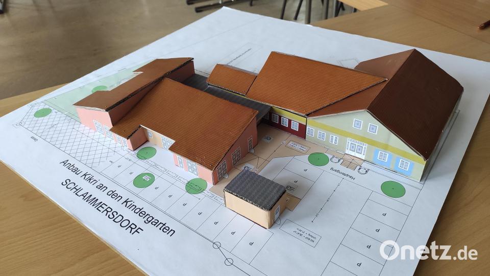 Das Modell zeigt schön das Bestandsgebäude hinten und die geplante Erweiterung vorne. Bild: sne