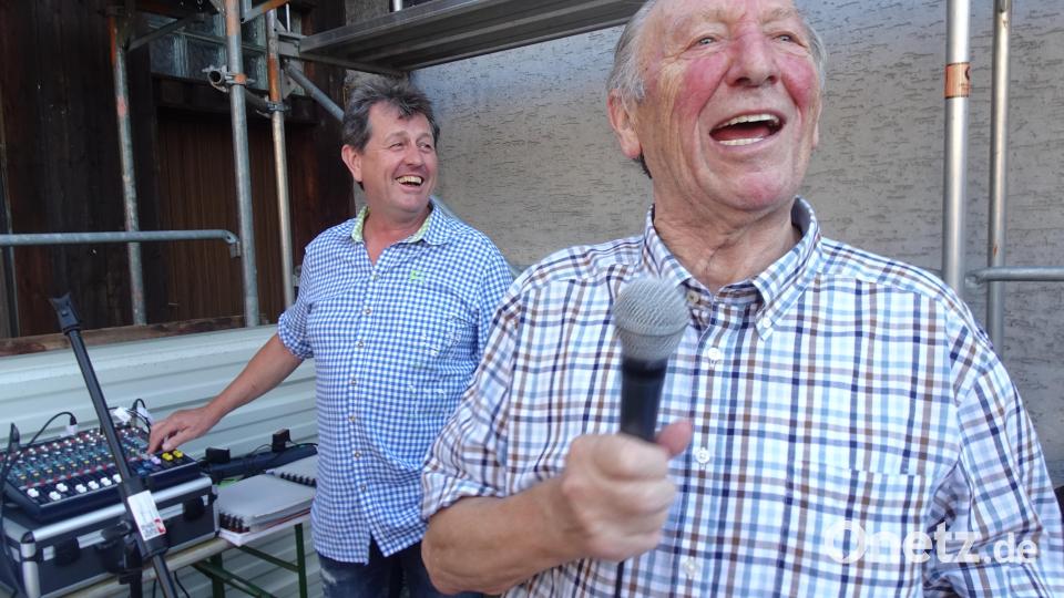 Manfred &quot;Schoilmichl&quot; Punzmann dankt den Gästen, die zu seinem 80. Geburtstag mit ihm feierten. Bild: ui