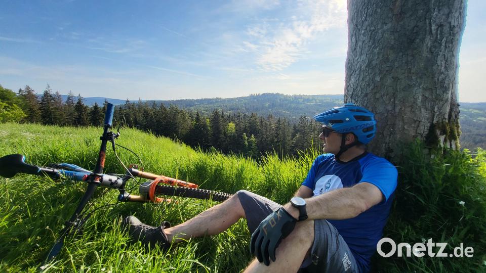 Eine kurze Verschnaufpause, der Blick schweift über die Höhenrücken des Fichtelgebirges. Bild: Jana Herold
