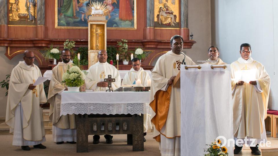 Pfarrer Adaikalam Donald (vorne) stimmte mit seinen Priesterkollegen ein Kirchenlied auf Tamil an. Bild: nza