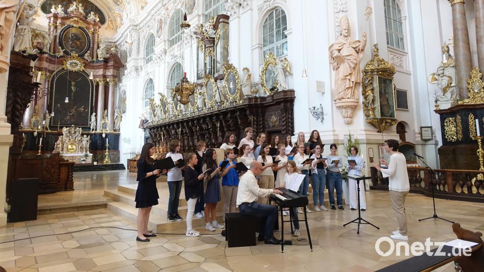 Die Mädchenkantorei der Hochschule für Kirchenmusik Regensburg unter Leitung von Eva-Maria Leeb in der Basilika Waldsassen. Versierter Begleiter am E-Piano war Professor Markus Rupprecht. Bild: Johannes Röttges/exb