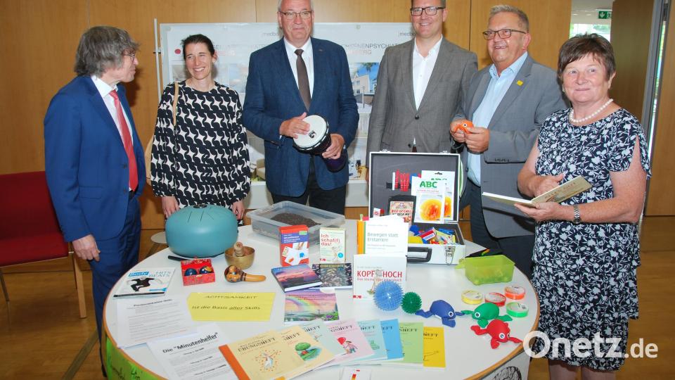 Am Aktionstisch der Achtsamkeit (von links): Dr. Helmut Hausner (Vorstand Medbo), Dr. Julia Prasser (Leiterin Erwachsenenpsychiatrie), Franz Löffler (Bezirkstagspräsident), Dr. Christian Rexroth (Leiter Kinder- und Jugendpsychiatrie), Bürgermeister Martin Preuß und Bezirksrätin Gabriele Bayer. Bild: gsp