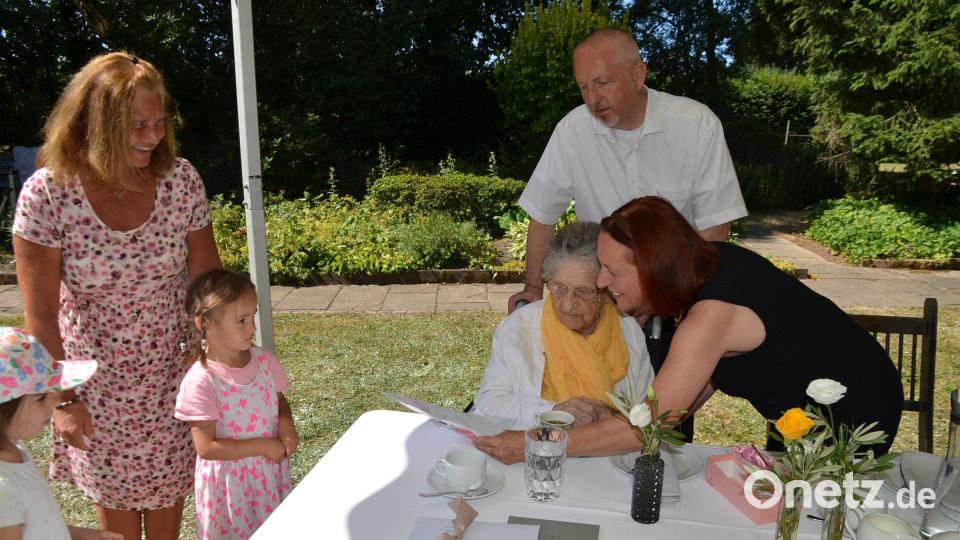Die Kinder des SOS-Kinderdorfes gratulieren Gabriele Sieber mit einem selbstgemalten Bild zum 100. Geburtstag. Bild: ak