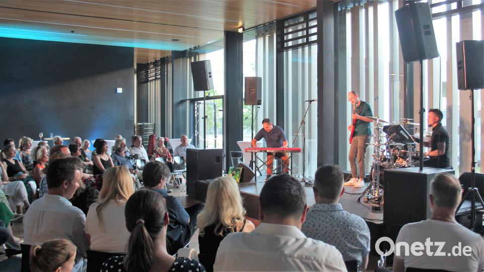 Das Jazz-Trio "JazzyBIT" sorgt für energiegeladene Musik an der OTH Weiden. Bild: stg